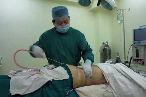 美容真人秀直播手术过程 袒胸露乳遭质疑(组图)