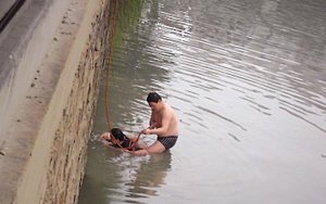 温州商人跳河救轻生女子被全程拍下(组图)