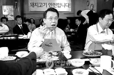 韩国总理韩升洙为表示支持国产猪肉，到烤肉店用餐