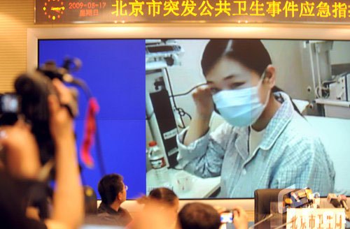 温家宝看望北京确诊甲型流感患者和医护人员