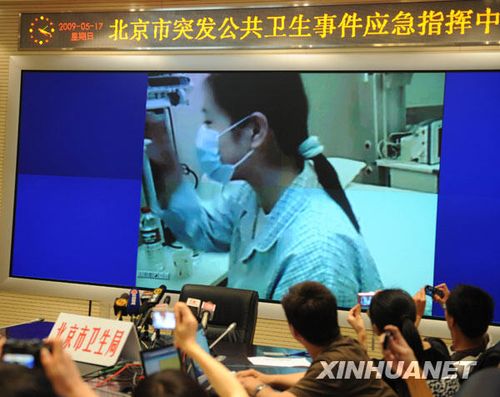 温家宝看望北京确诊甲型流感患者和医护人员