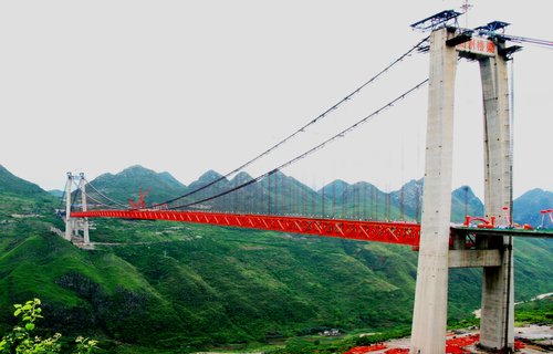 组图:国内跨度最大的钢桁梁悬索桥胜利合龙