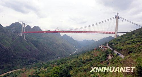 组图:国内跨度最大的钢桁梁悬索桥胜利合龙