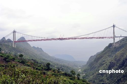 组图:国内跨度最大的钢桁梁悬索桥胜利合龙
