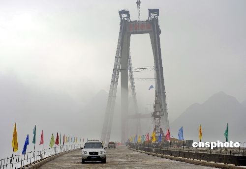 组图:国内跨度最大的钢桁梁悬索桥胜利合龙