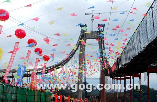 组图:国内跨度最大的钢桁梁悬索桥胜利合龙