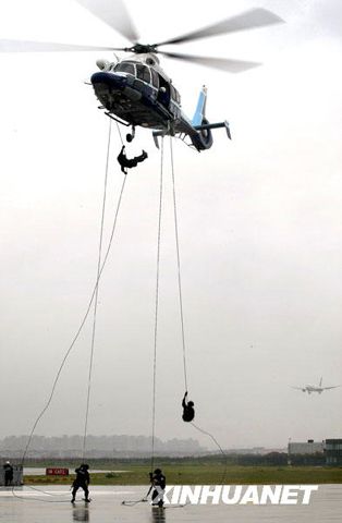 组图：上海市公安局警务航空队成立