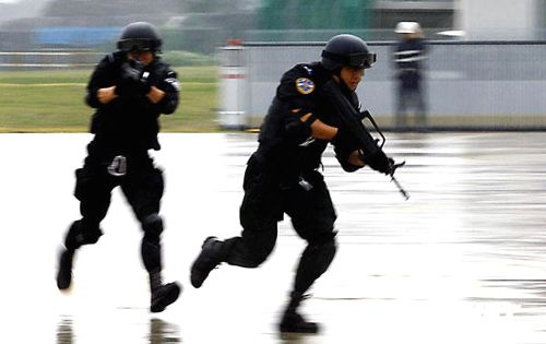 组图：上海市公安局警务航空队成立