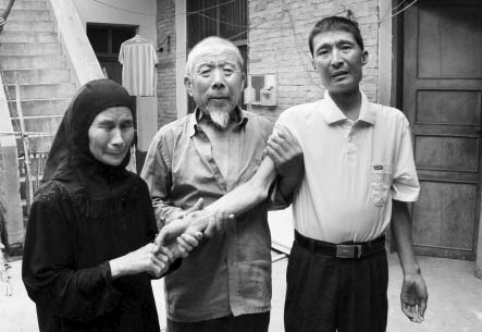 看着已经枯瘦如柴的儿子，两位老人欲哭无泪。长江商报记者　赵端　摄
