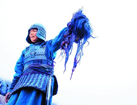 《花木兰》血腥剧照惹争议 手提断头赵薇吓怕了