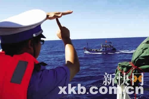 渔政部门首次进行北部湾海空联合巡查(组图)