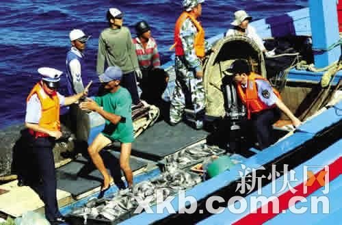 渔政部门首次进行北部湾海空联合巡查(组图)