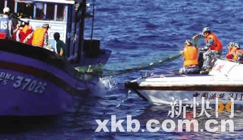 渔政部门首次进行北部湾海空联合巡查(组图)