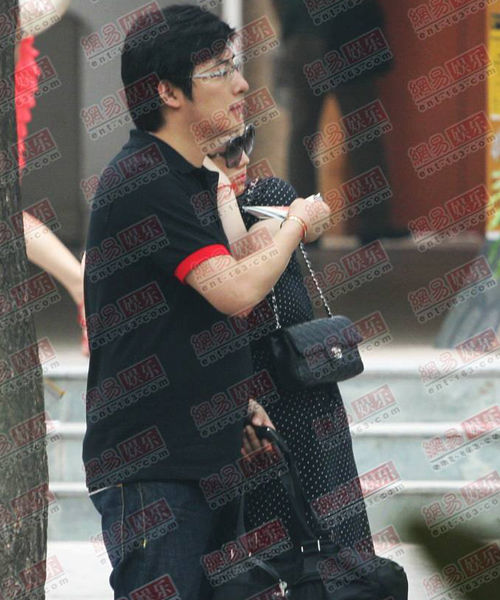 李湘把头靠在丈夫王岳伦肩上。