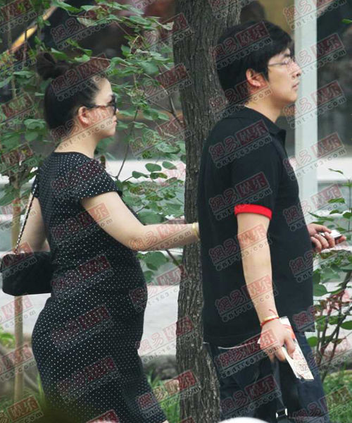 李湘大肚明显。