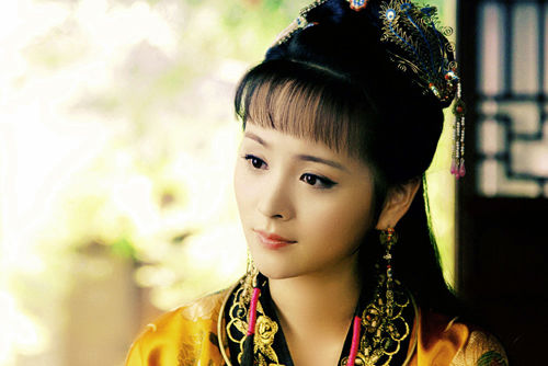 宝钗神情优美。