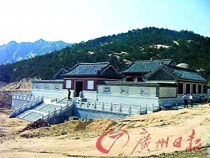 山东村官千万巨款修祖坟建祠堂(组图)