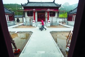 官员被指毁林数百亩为母建豪华墓和祠堂(图)