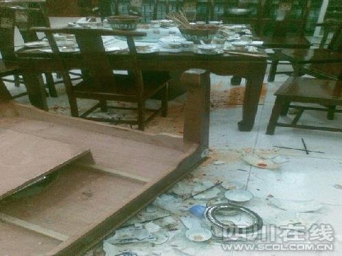 网帖曝四川洪雅县官员餐后打砸饭馆(组图)
