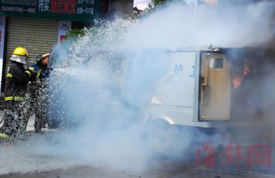 运钞车起火防弹玻璃爆裂 市民误以为演习(图)