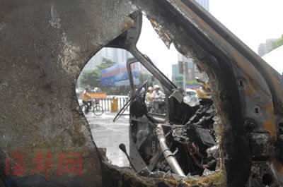 运钞车起火防弹玻璃爆裂 市民误以为演习(图)