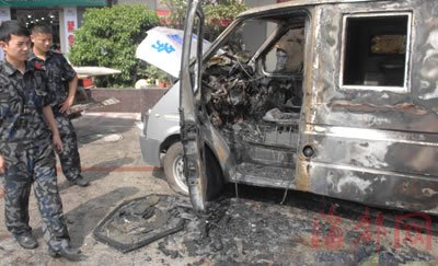 运钞车起火防弹玻璃爆裂 市民误以为演习(图)