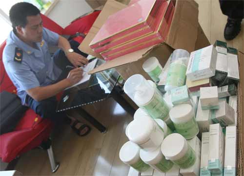 工商执法人员在进行核实