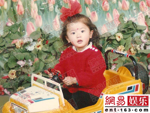 贡米童年照首次曝光。