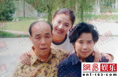 贡米和姥爷、姥姥。