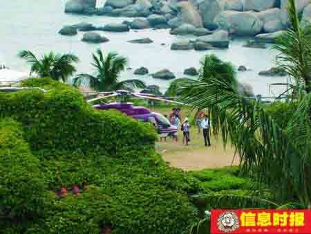 8月23日下午3时左右，印有“JIAN HUI GROUP”LOGO的直升机降落在惠东巽寮三角洲岛，穿白衣服女子和黑上衣男孩子从客舱出来。机上乘客在这里游水约2小时后即离开。信息时报记者 罗枫 摄