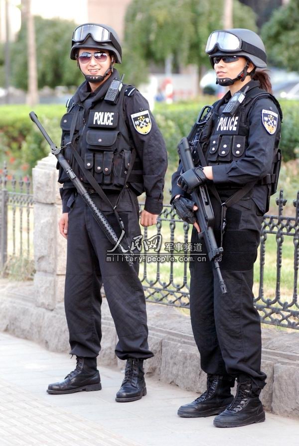 2009年9月21日下午，两名北京市公安局“蓝剑突击队”的女警在建国路国贸路口武装执勤。