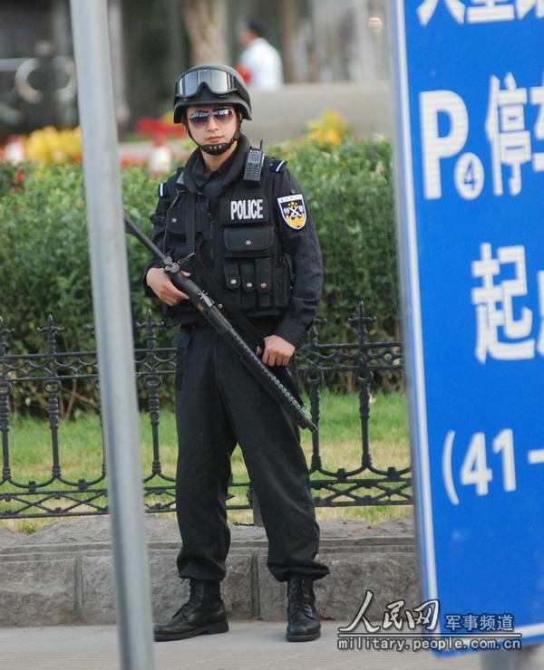 2009年9月21日下午，一名北京市公安局“蓝剑突击队”的女警在建国路国贸路口武装执勤。