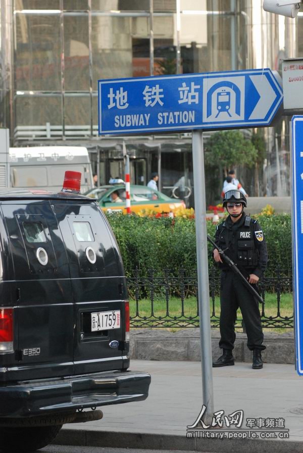 2009年9月21日下午，一名北京市公安局“蓝剑突击队”的女警在建国路国贸路口武装执勤。