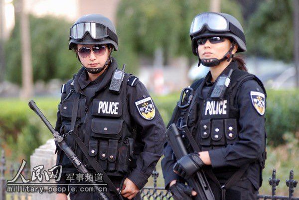 2009年9月21日下午，两名北京市公安局“蓝剑突击队”的女警在建国路国贸路口武装执勤。注意她们都使用了三点式战术枪带。