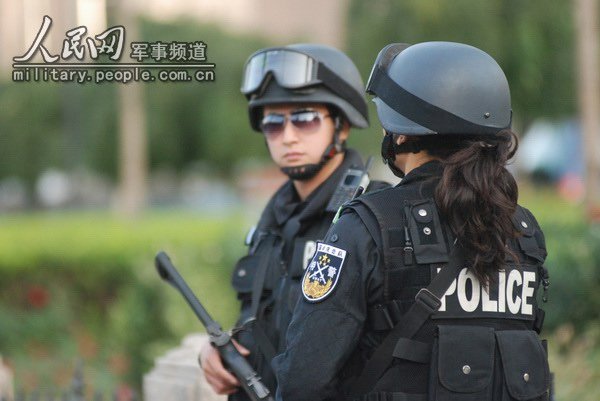 2009年9月21日下午，两名北京市公安局“蓝剑突击队”的女警在建国路国贸路口武装执勤。
