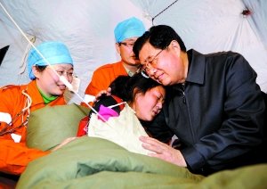 在玉树州孤儿学校板房教室里,胡锦涛拿起粉笔写下:“新校园,会有的!新家园,会有的!”并领着孩子们大声朗读。 廖攀 摄