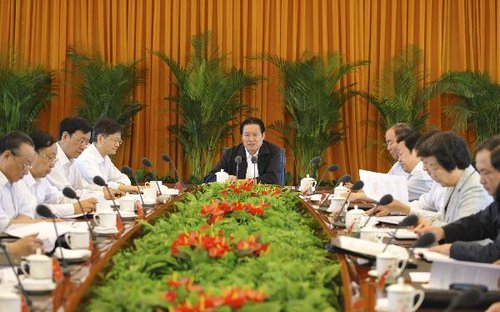 5月20日,周永康在中央政法委全体会议暨司法体制改革专题汇报会上强调,不断完善刑事司法制度不断提高执法办案水平,确保每一起案件都经得起法律和历史的检验。