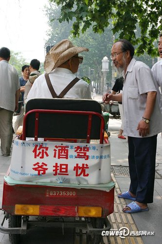 82岁“担忧爷”爆红网络 车贴标语警示酒驾