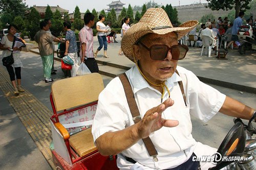 82岁“担忧爷”爆红网络 车贴标语警示酒驾