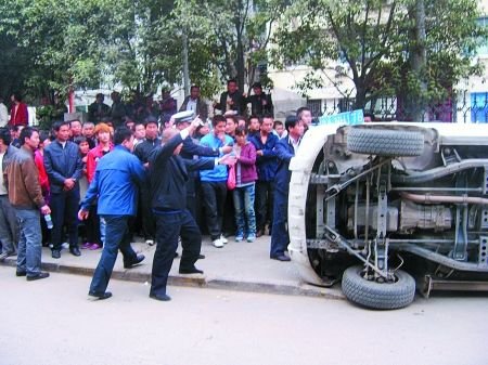 摊贩被城管打掉门牙 围观市民掀翻执法车(图)