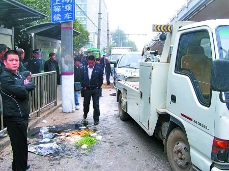 摊贩被城管打掉门牙 围观市民掀翻执法车(图)