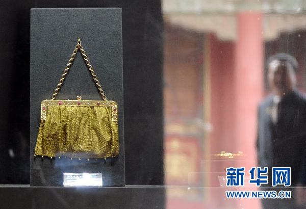 这是香港两依藏博物馆在故宫内展出的金丝嵌宝石手袋(4月26日摄)。