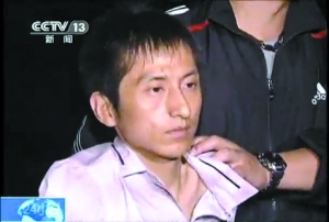 昨晚,嫌疑人石柏魁被警方控制。央视截屏图