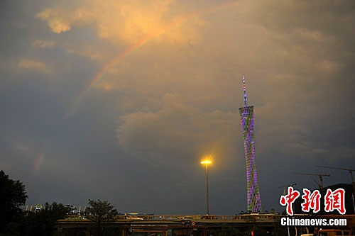 5月11日傍晚约19时,广州城内经过一场大雨的洗礼,出现了一道难得一见的彩虹,市民纷纷惊叹这一短暂的美景。中新社发 梁永强 摄