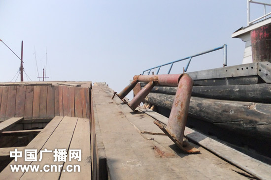 渔船冀昌渔5056号左侧船舷全部被撞坏(中国之声记者 陈俊杰/摄)