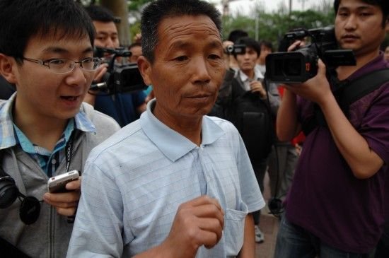 5月20日,药家鑫案中受害人张妙的父亲出席二审。新华社记者 李一博 摄