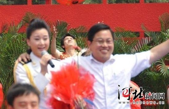 这名男子强行和宋祖英合影。
