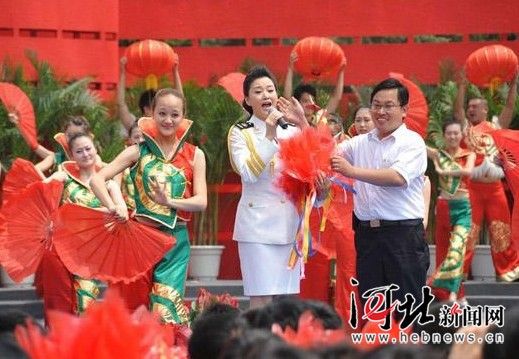 中年男子“非礼”正在演唱的宋祖英