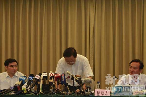 俞光耀鞠躬道歉。新民网记者 李欣 通气会现场回传