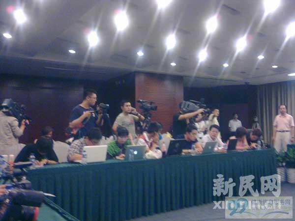 上海市政府召开地铁事故通气会 董事长鞠躬道歉